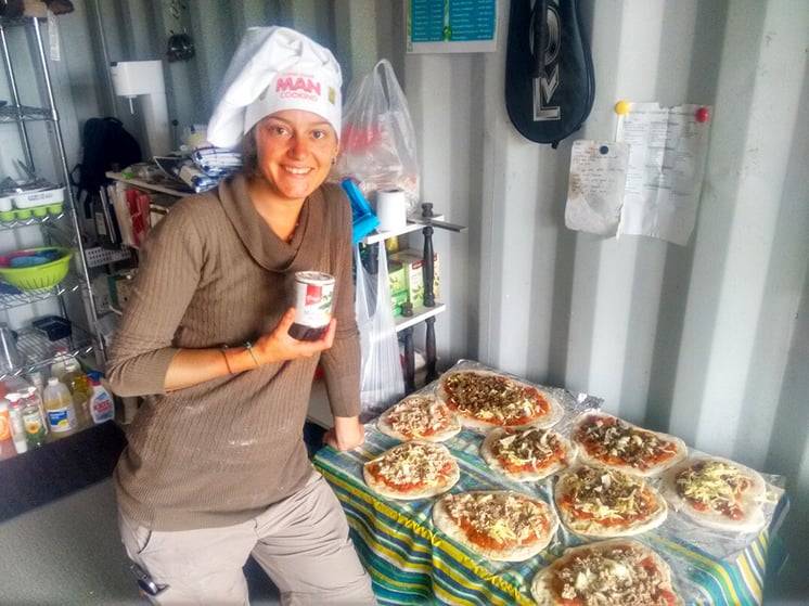 AIFS-Freiwilligenarbeit-Neuseeland-Projekt-Rainforest-Conservation-making-pizza