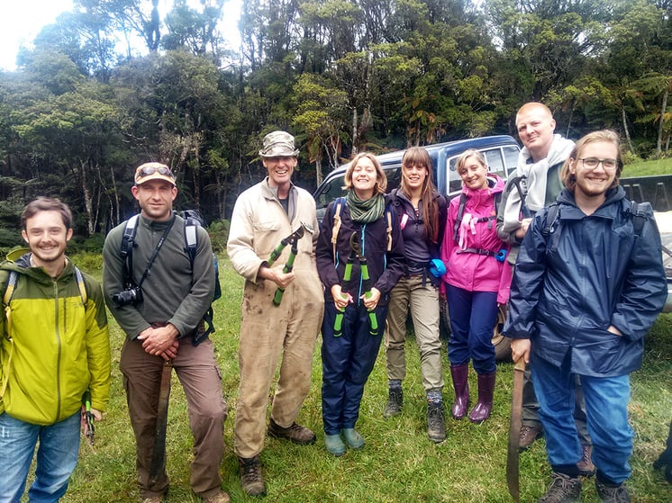 AIFS-Freiwilligenarbeit-Neuseeland-Rainforest-Conservation-Pupu-Rangi-Volunteers-Gruppenfoto