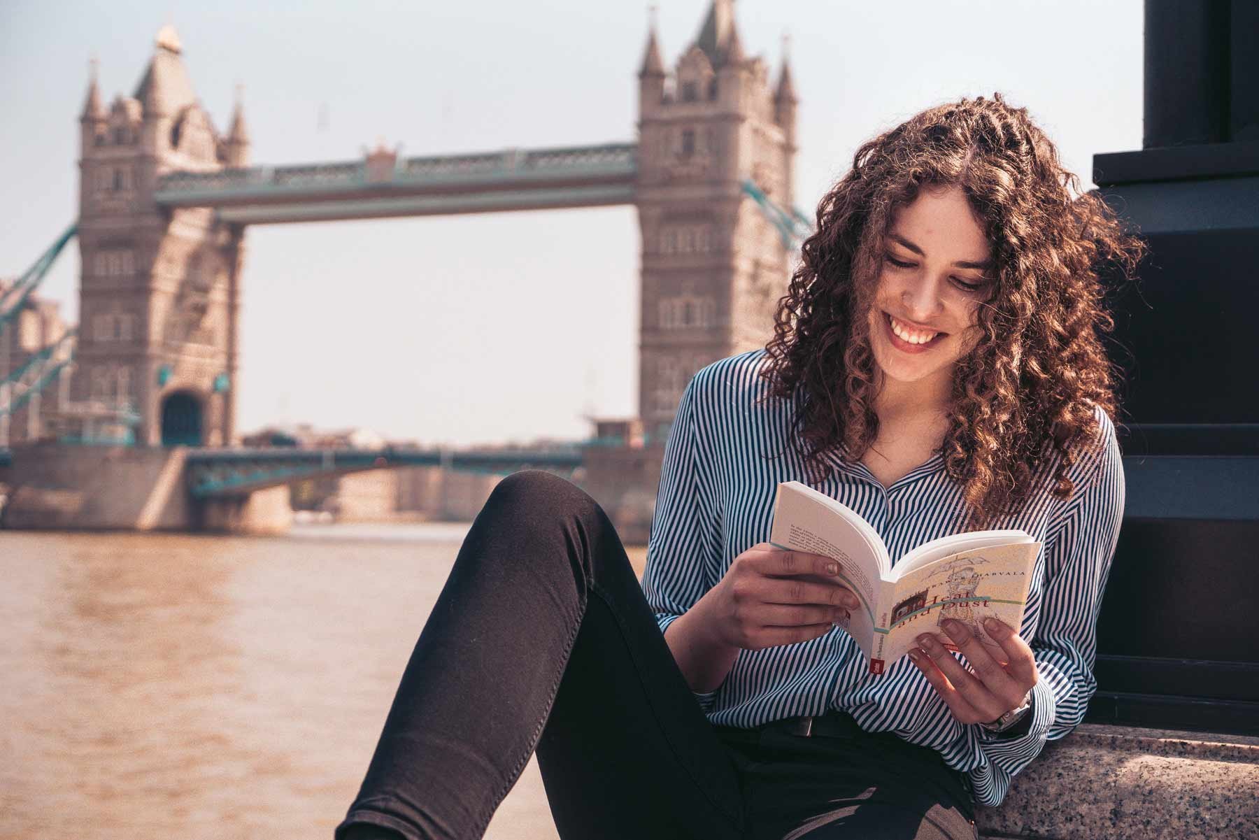 AIFS-Sprachreise-England-Person-London-Tower-Bridge-Lernen-lesen