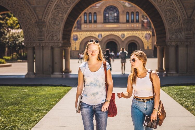 Zwei Frauen auf dem Gelände einer Universität