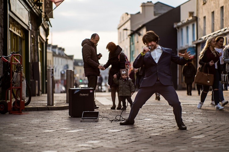 Ein Straßenmusiker in Galway, Irland