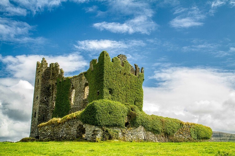 Eine grün überwachsene Ruine in Irland