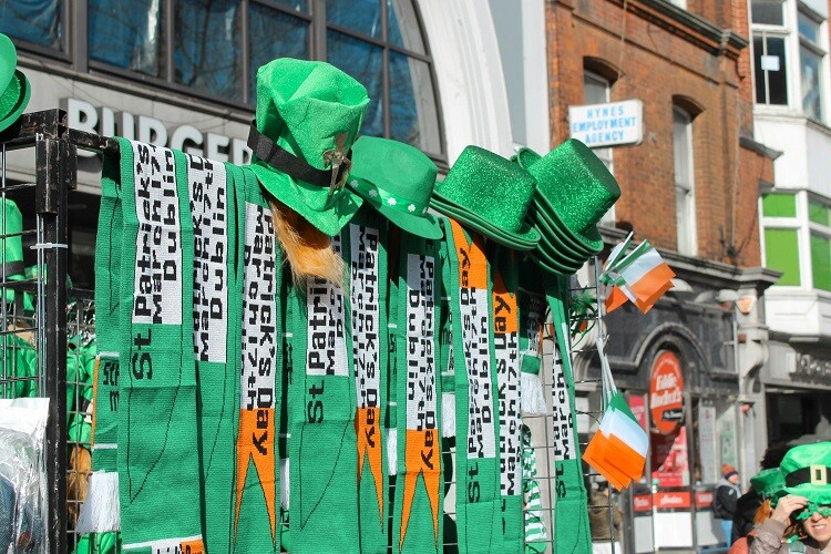 Hüte und Schals werden am St. Patrick's Day in Irland verkauft