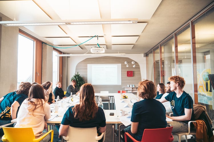 Eine Gruppe Menschen im AIFS Büro in Bonn