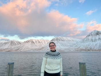 Eine Frau steht in einer schönen Landschaft in Island