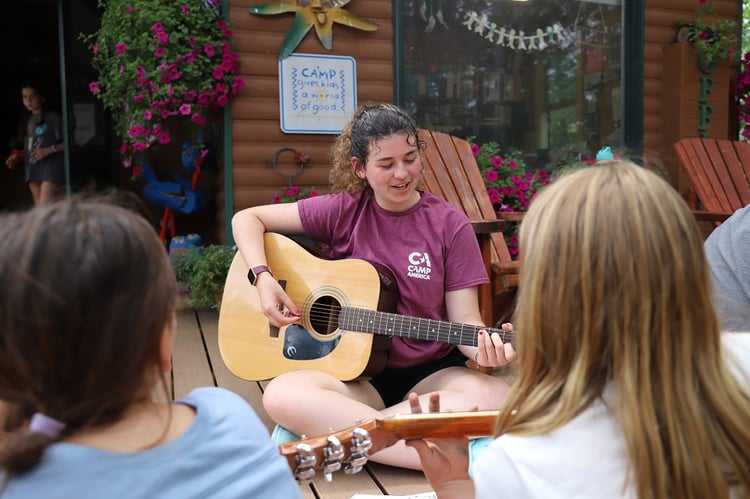 Gitarre spielen in einem Sommercamp in den USA