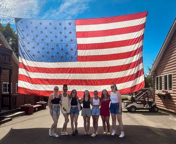 aifs-camp-america-personen-flagge