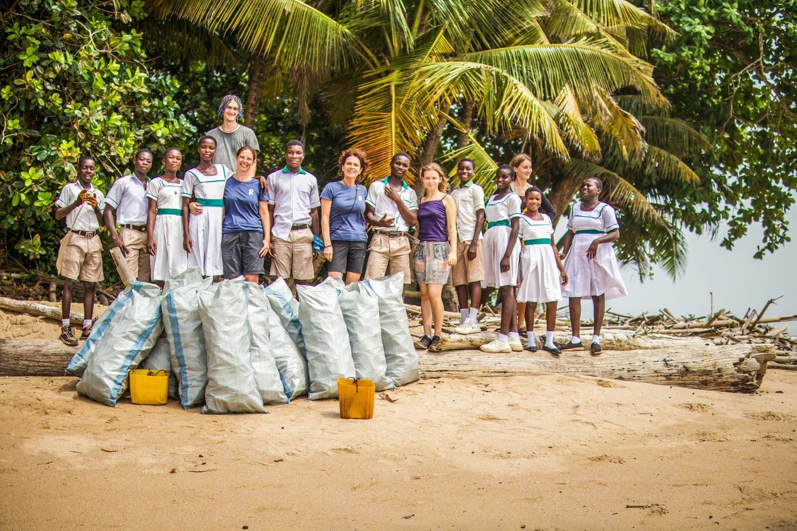 aifs-ghana-freiwilligenarbeit-beach-cleanup-team