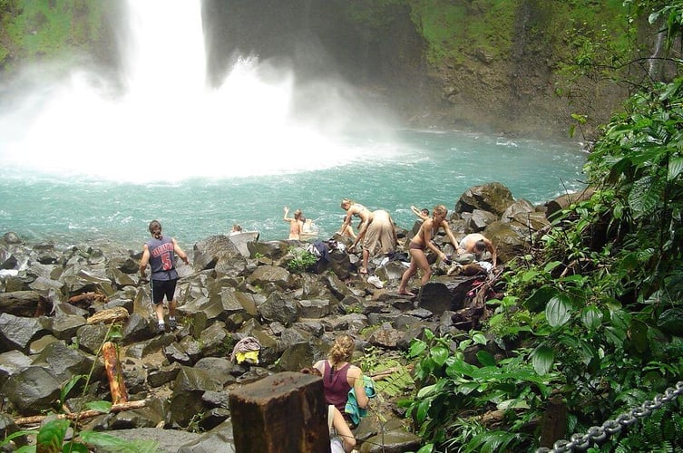 aifs-studieren in costa rica-fortuna wasserfall-personen