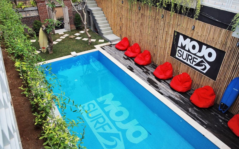 Am Pool entspannen beim Surfcamp auf Bali mit AIFS