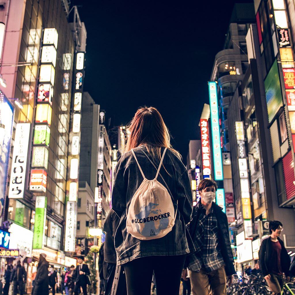 aifs-japan-tokyo-personen-city-strasse-nacht-quadratisch-1024x1024