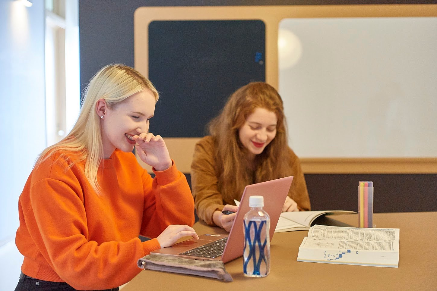 aifs-studieren-im-ausland-japan-ygu-personen-studentenwohnheim-gemeinschaftszimmer