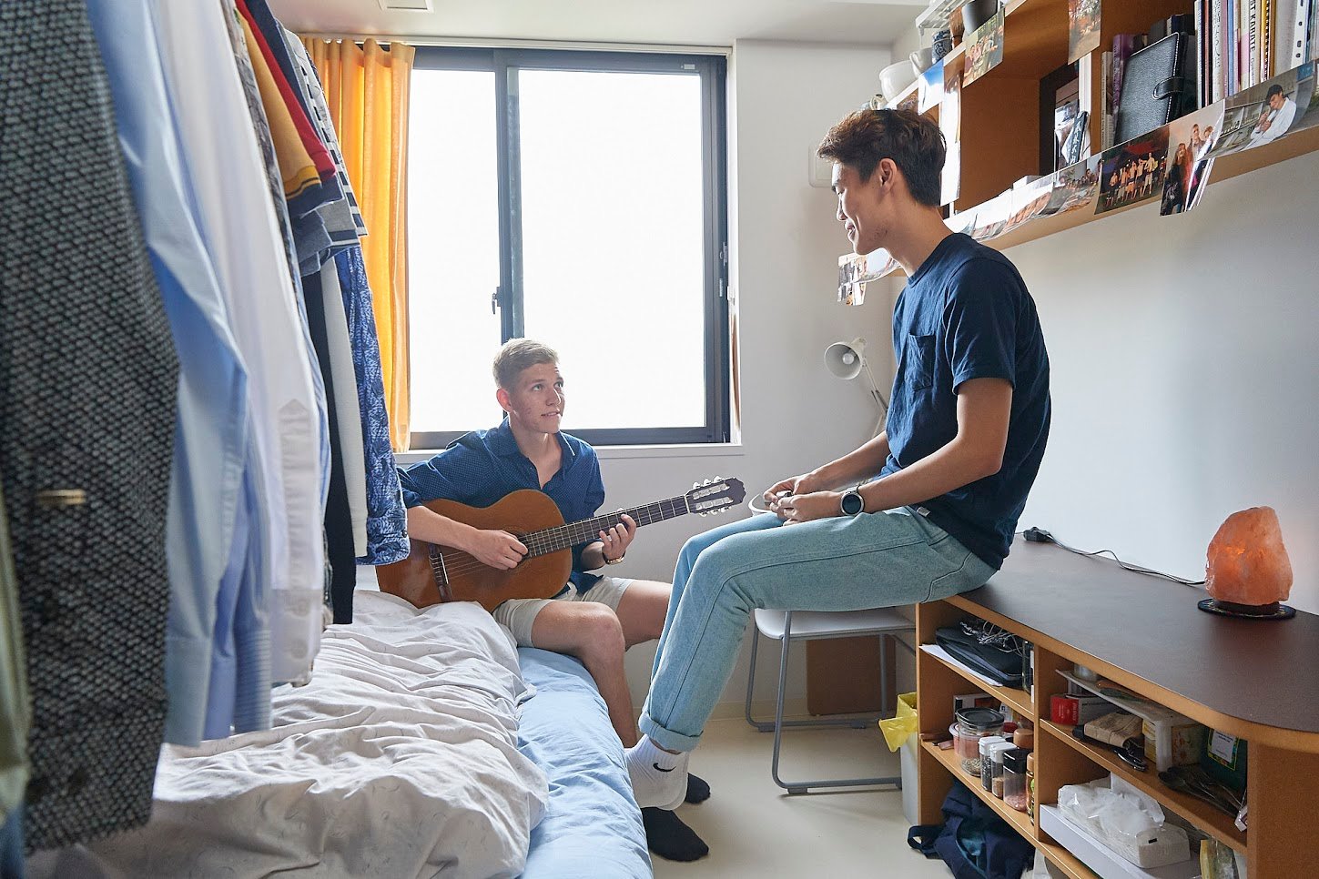 aifs-studieren-im-ausland-japan-ygu-personen-studentenwohnheim-gitarre-partnerfotos