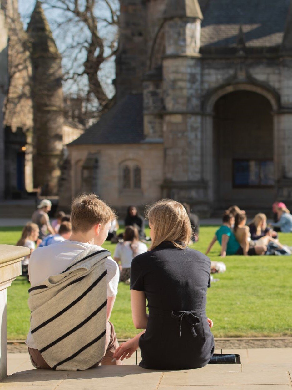 aifs-studieren-im-ausland-schottland-partnerfotos-st-andrews-university-campus-personen (2)