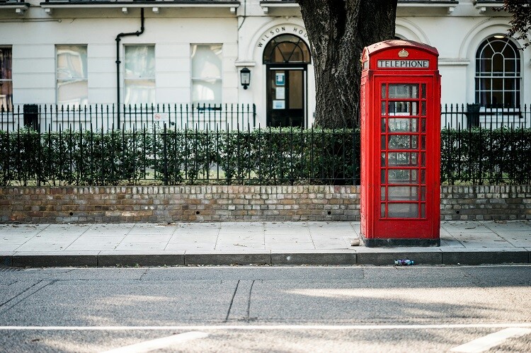 Eine typisch englische rote Telefonzelle in London
